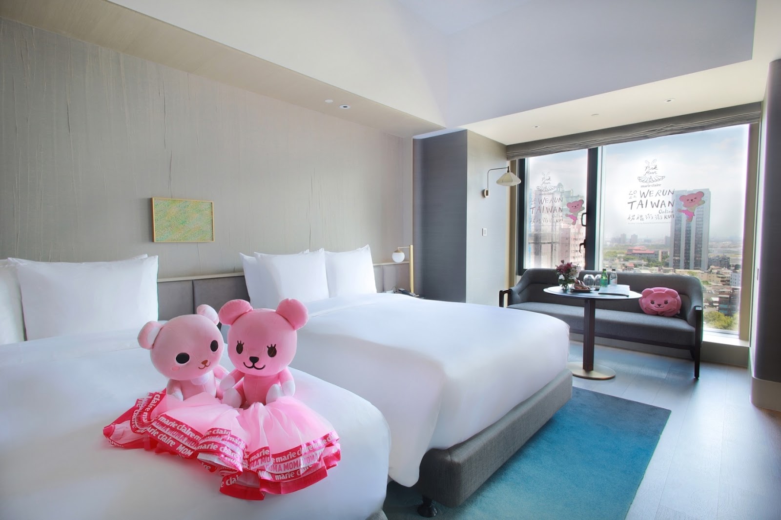 高雄洲際酒店響應「2022裙襬澎澎RUN」，聯合So-Net曾任日本乳癌活動大使的momo熊家族，推出「粉紅公益主題房